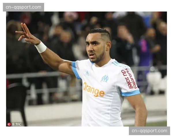 特写:老将帕耶在马赛替补席,凝神关注场上局势 特写:老将帕耶在马赛替补席,凝神关注场上局势